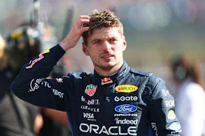 Max Verstappen observe la scène depuis le parc fermé pendant les qualifications du Sprint, avant le Grand Prix de Grande-Bretagne de F1 2026 à Silverstone 