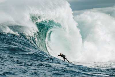 Le surfeur Mick Fanning charge une grosse vague lors du Red Bull Cape Fear en Tasmanie, Australie, le 13 mai 2019.