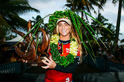 Caroline Marks with the Shiseido Tahiti Pro trophy