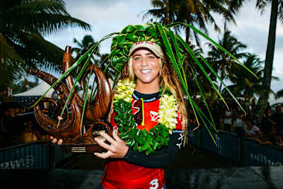 La surfeuse Caroline Marks pose avec le trophée Shiseido Tahiti Pro.
