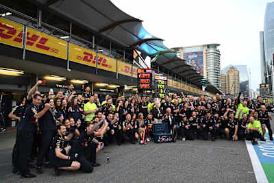 L’équipe Oracle Red Bull Racing fête la victoire de Max Verstappen lors du Grand Prix d'Azerbaïdjan, à Bakou entourée de toute l’équipe dans les stands.