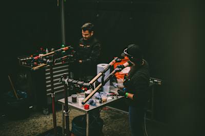 Jules w trakcie serwisu zawieszenia Tahnee Seagrave