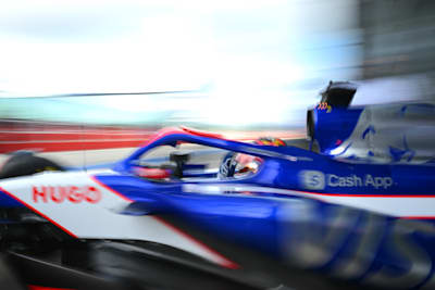 Ο Ιάπωνας Yuki Tsunoda οδηγώντας το (22) Visa Cash App RB VCARB 01 βγαίνει από το γκαράζ.