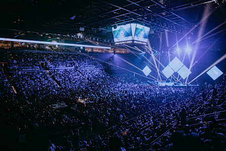 Eine riesige Menschenmenge verfolgt die spektakuläre Lichtshow in der Michelob Ultra Arena während der EVO Championship Series 2023 in Las Vegas.