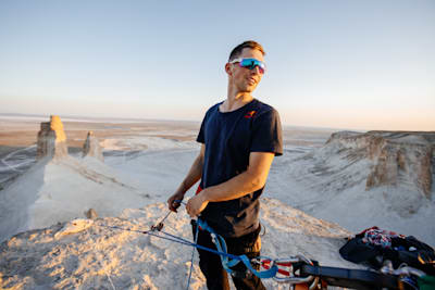 Jaan Roose počas Red Bull Highline Mangistau v Aktau v Kazachstane v júni 2022.
