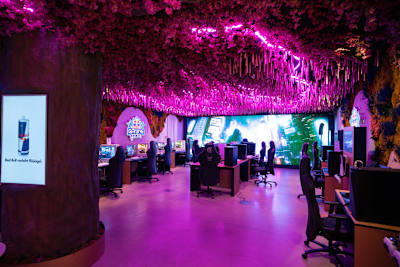 Foto zeigt den Red Bull Gaming Garden des SAP Garden in München. Eine multifunktionale Location, ausgestattet mit modernster Gaming-Technologie, bis zu 15 PCs sowie mehreren Spielekonsolen.