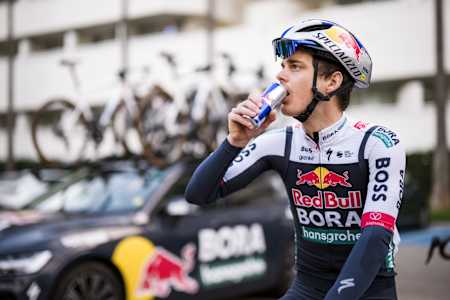 Toni Palzer stärkt sich vor der Ausfahrt mit einem Red Bull.