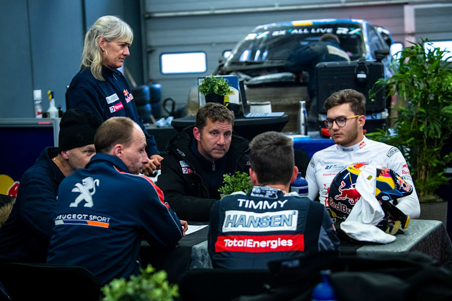 Timmy ve Kevin, garajda yarış stratejisi hakkında konuşmak için Hansen Takımı'nın geri kalanına katılır.