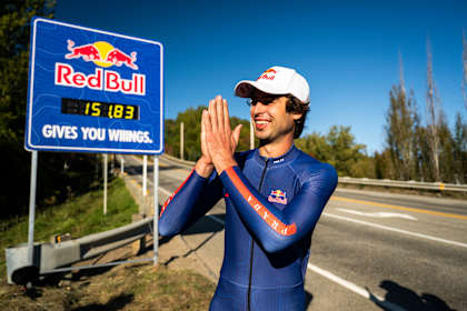Diego Poncelet posa delante de un cartel en el que se muestra la velocidad con la que batió el récord en Quebec el 22 de septiembre de 2026.