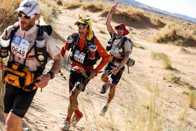 Teilnehmer laufen beim "Marathon des Sables" durch die Sahara in Marokko.