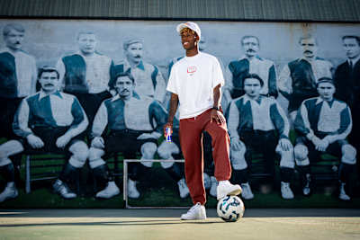 Hiszpański napastnik Nico Williams pozuje do zdjęcia w Bilbao w Kraju Basków w Hiszpanii. 