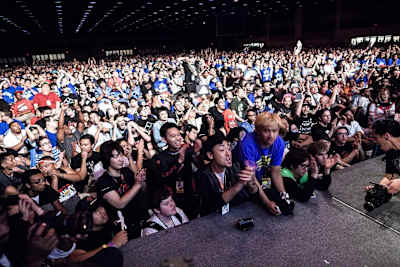 Street Fighter pros Hajime ‘Tokido’ Taniguchi and Daigo ‘The Beast’ Umehara are among the crowd watching the Evo 2014 grand finals.
