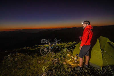 Mit Zelt, Schlafsack, Stirnlampe und Zelt bist du bereit für deinen Bikepacking-Trip.