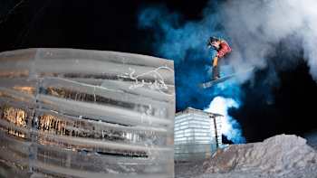 Le snowboardeur finlandais Roope Tonteri en action en snowboard dans son snowpark en glace .
