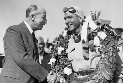 Le pilote Alfa Romeo Giuseppe Farina a gagné le premier Grand Prix de l'histoire de la Formule 1.