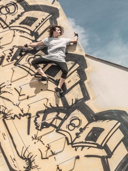 Freerun : Simon Nogueira en action en parkour sur un toit de Paris.