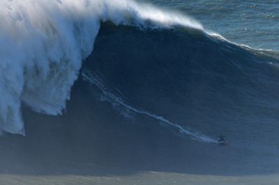 Justine Dupont se enfrenta a la mayor ola de su vida en Nazaré, Portugal, el 13 de noviembre de 2019.