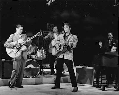 Incluso con una guitarra, Elvis Presley podía moverse con los mejores
