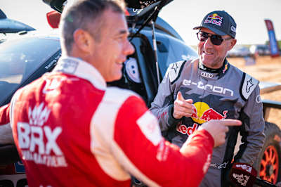 Sébastien Loeb y Stéphane Peterhansel en la línea de salida de la Etapa 5 del Rally Dakar 2023 alrededor de Ha'il, Arabia Saudí, el 5 de enero de 2023.