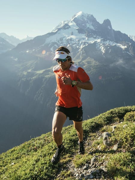 Ryan Sandes court sur un sentier de Chamonix.