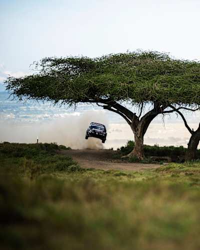 Kalle Rovanperä s'envole lors d'une manche du championnat du monde des rallyes WRC.