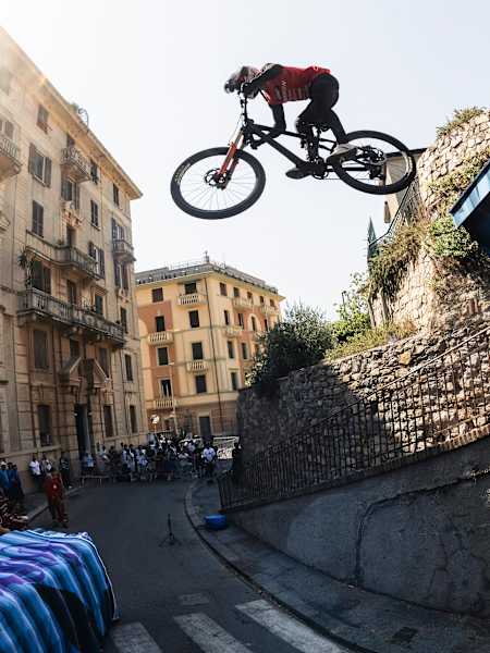 Mountainbiker Johannes Fischbach springt beim Red Bull Genua Cerro Abajo von einer Rampe. 