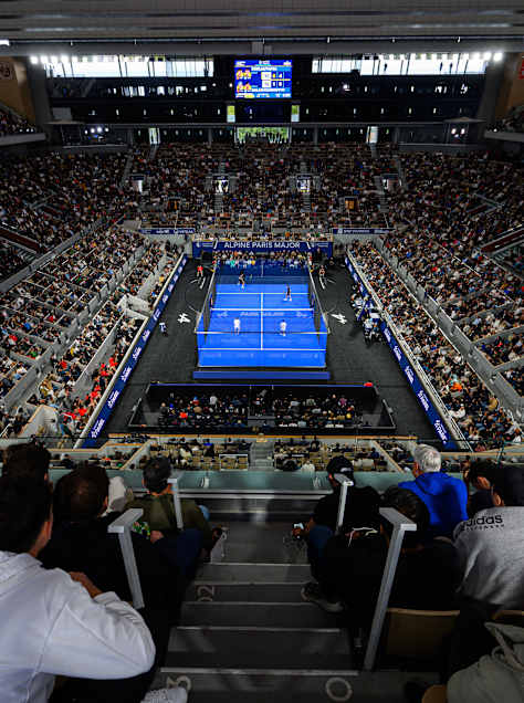 Le stade Roland-Garros lors de la finale de l’Alpine Paris Major 2025 opposant Arturo Coello et Agustín Tapia à Federico Chingotto et Alejandro Galán.