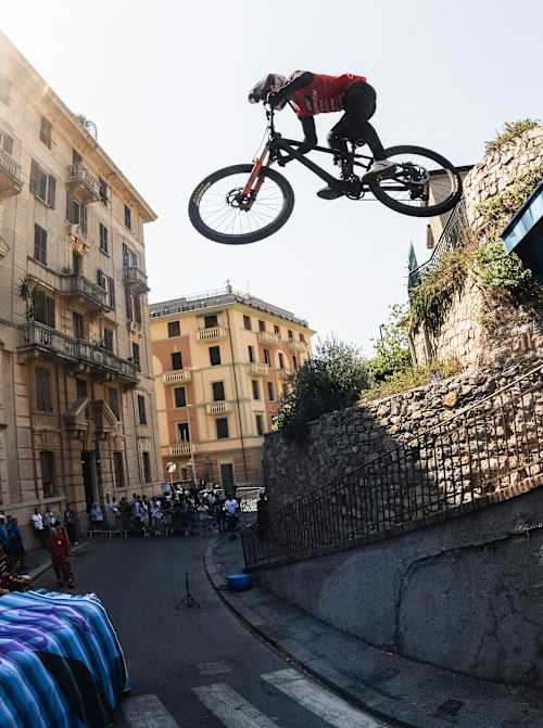 Mountainbiker Johannes Fischbach springt beim Red Bull Genua Cerro Abajo von einer Rampe. 