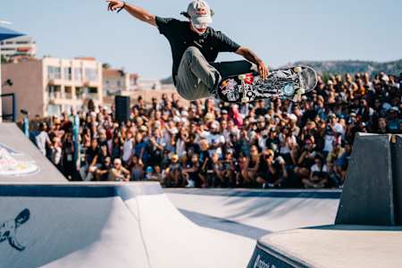 Vincent Matheron skate au Bowl du Prado.