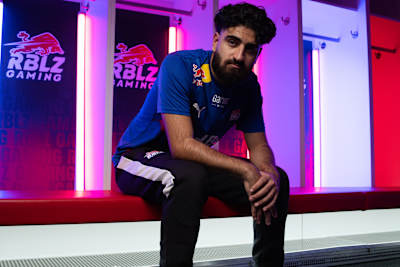 FC 26 Pro Umut Gültekin von RBLZ Gaming beim Fotoshoot.