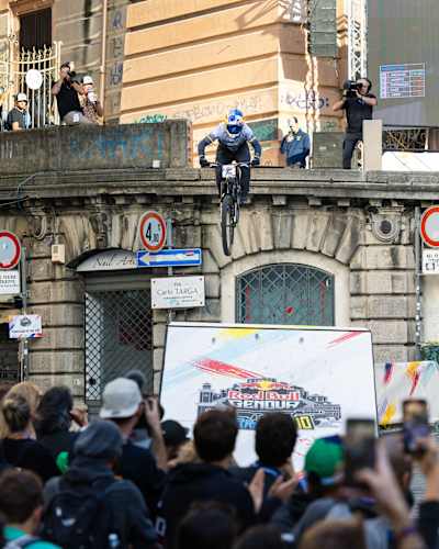 Tomáš Slavík s'envole en VTT d'un bâtiment lors de la compétition de descente urbaine Red Bull Cerro Abajo 2024 à Gênes, en Italie.