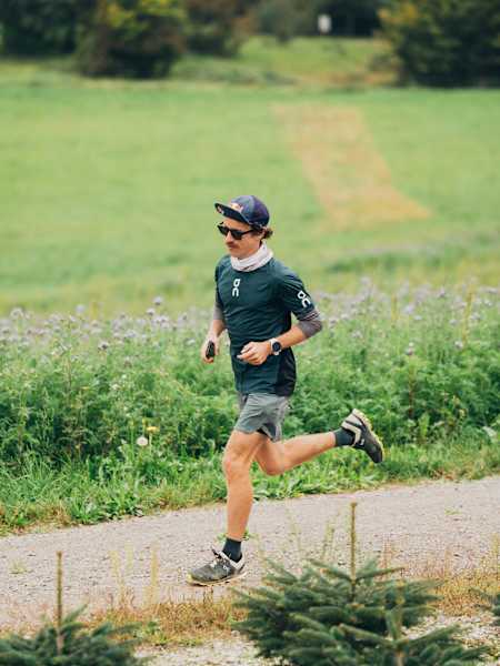 Florian Neuschwander biega na szlaku w Laufen, Szwajcaria