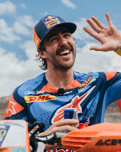Manuel Lettenbichler celebra su quinta victoria consecutiva en la 30ª edición del Red Bull Erzbergrodeo en Austria. 