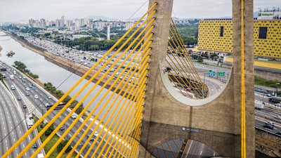 Sandro Dias pattina sul ponte Estaiadinha a San Paolo