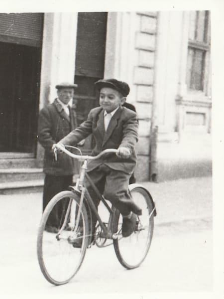 Un băiat în Buzăul anilor '40 pe o bicicletă pentru copii produsă la Mediaș