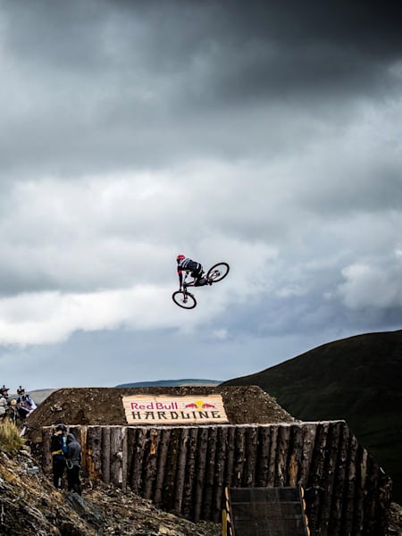 Dan Atherton przelatuje wielką skocznie na zawodach Red Bull Hardline