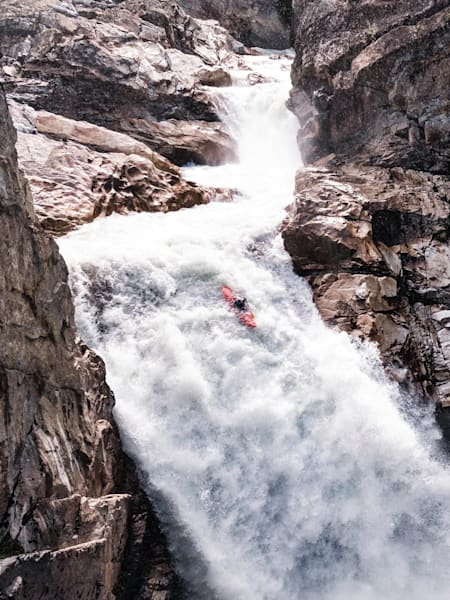 Nouria Newman mit dem Kajak in Patagonien