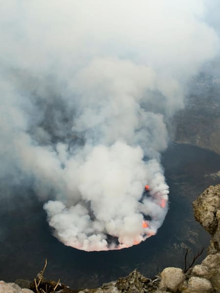 ニーラゴンゴ山の火口