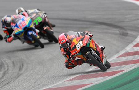 Sacar la rodilla les permite a los pilotos “medir” el ángulo de inclinación.