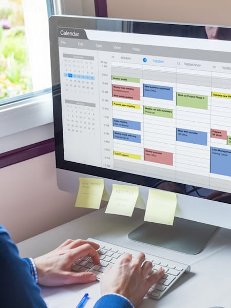 Planowanie w kalendarzu na komputerze to istotna pomoc w zarządzaniu czasem.