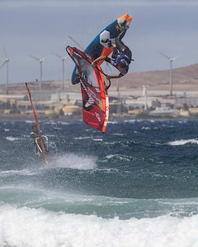 Liam Dunkerbeck participa en la Gran Canaria PWA World Cup de windsurf.