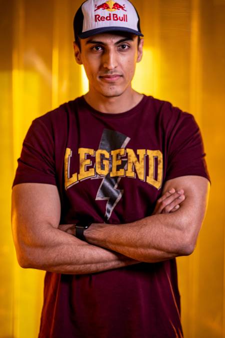 Ankit Panth, aka V3nom, posa para una foto.