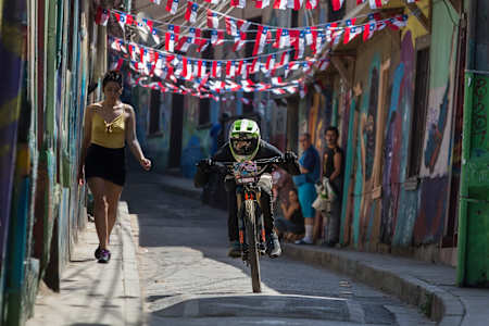 Johannes Fischbach participe à la compétition de VTT DH urbain Red Bull Valparaiso Cerro Abajo à Valparaiso, au Chili, en 2019.