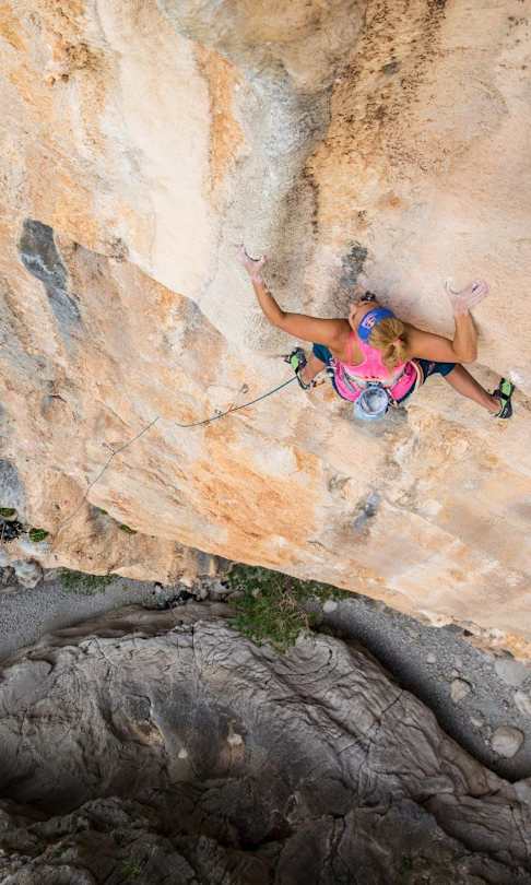 Sasha DiGiulian climbs Viaje de Los Locos in Italy