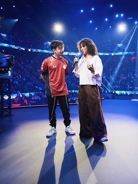 BrokenBlade de l'équipe G2 Esports s'exprime sur scène devant le public après une rencontre du LEC lors d'un événement League of Legends.