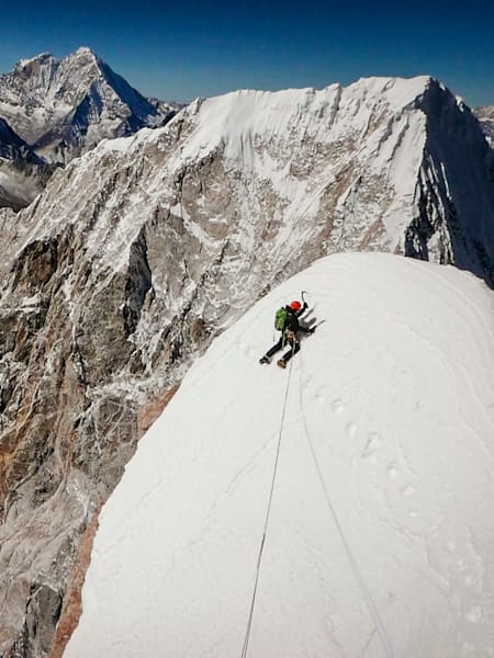 Conrad Anker si arrampica sul Lunag Ri (6,907m) nella catena Himalayana in Nepal, il 24 Novembre 2015.