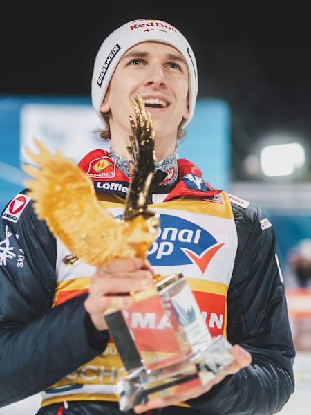 Daniel Tschofenig feiert den Vierschanzentournee-Triumph