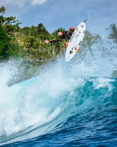 Surf-Profi Leon Glatzer macht während eines Boat Trips in den Mentawai Island einen Air Reverse.