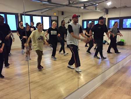 Kapela donne un stage de house dance à l'école de danse Juste Debout School à Paris.