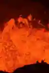 ベンドウ火山で溶岩が爆発する様子を間近で見る3人の探検家